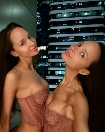Adelalinka Twins