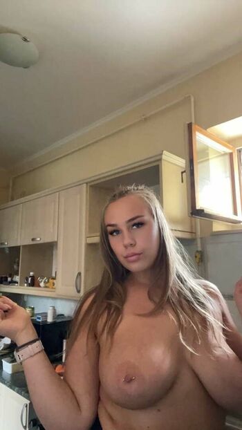 ava.busty10