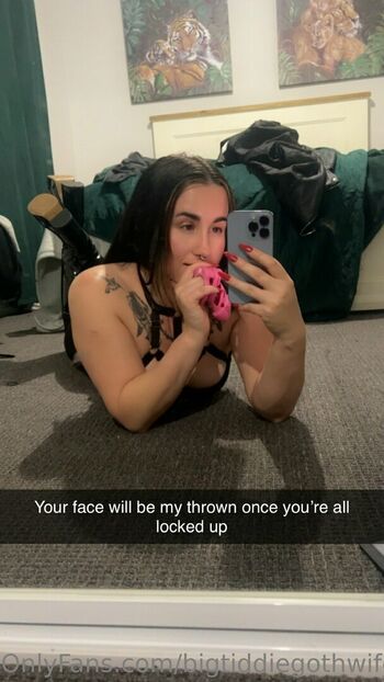 bigtiddiegothwife