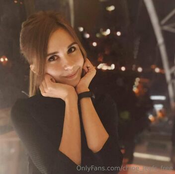 chloe_leafs_free