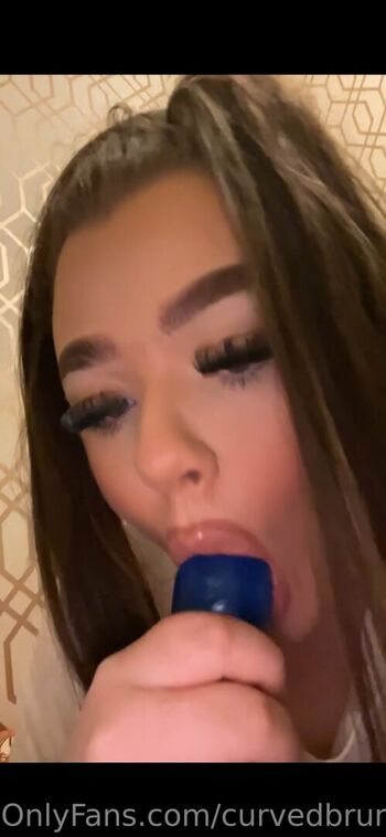 curvedbrunettexx