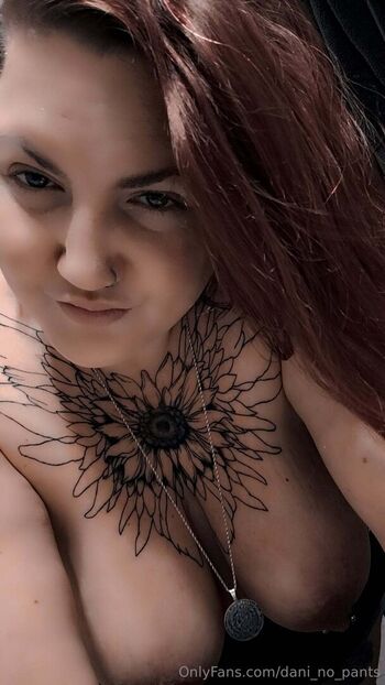 dani_no_pants