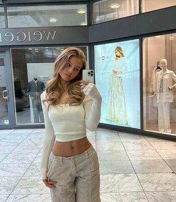 Elena Zoe