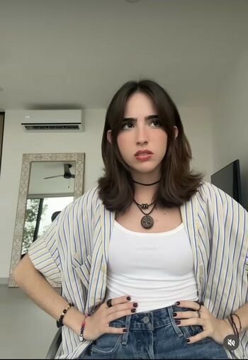 Gabriela Bee