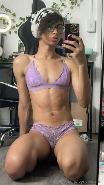 ivyevescarlet