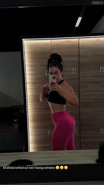 Laura Sophie aka laurafitsophie