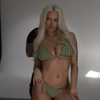 Lindsey Pelas