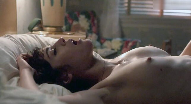 Lizzy Caplan