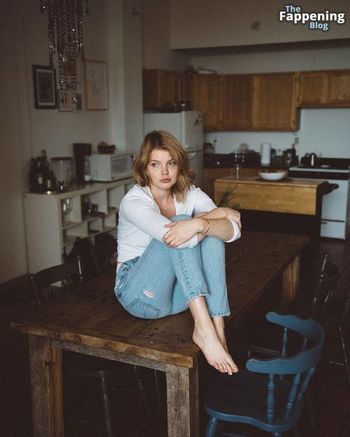 Savannah Smith (Model)
