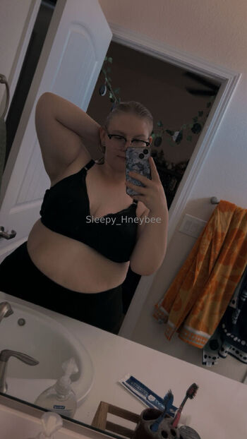 sleepy_hneybee