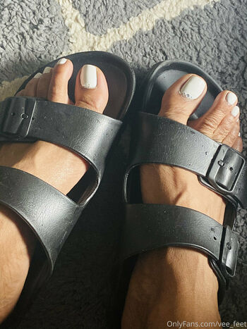 vee_feet