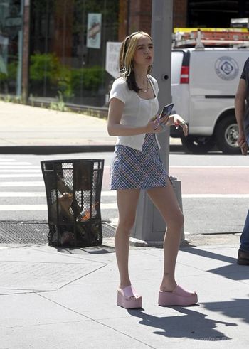 Zoey Deutch